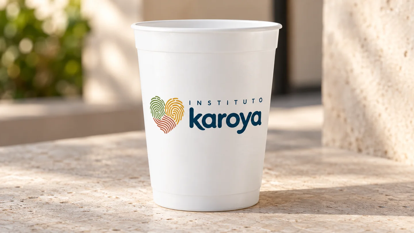 Mockup de copo reutilizável branco com a marca Karoya