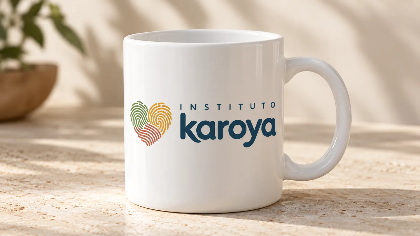 Mockup de caneca branca com a marca Karoya