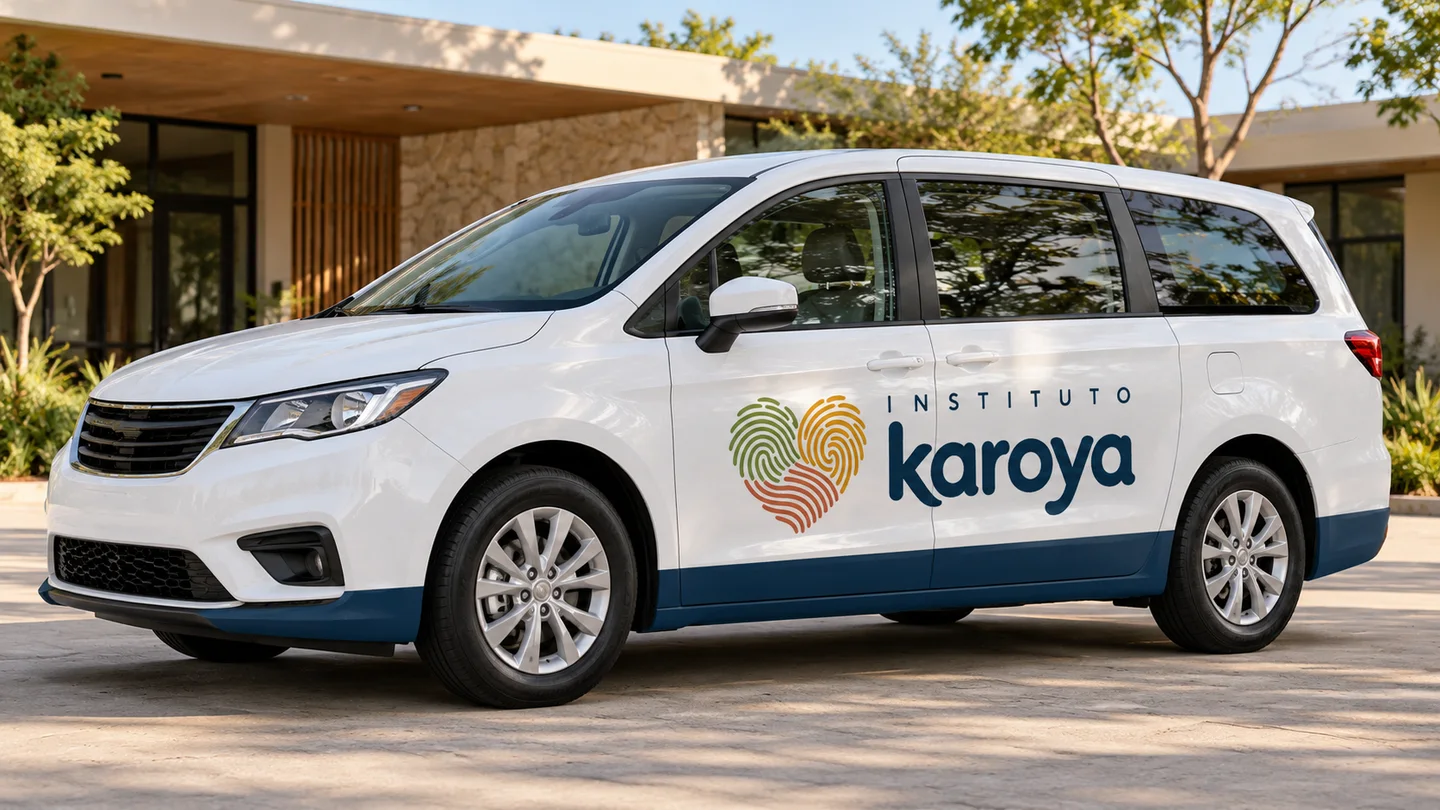 Mockup de veículo branco para passageiros com a marca Karoya na lateral