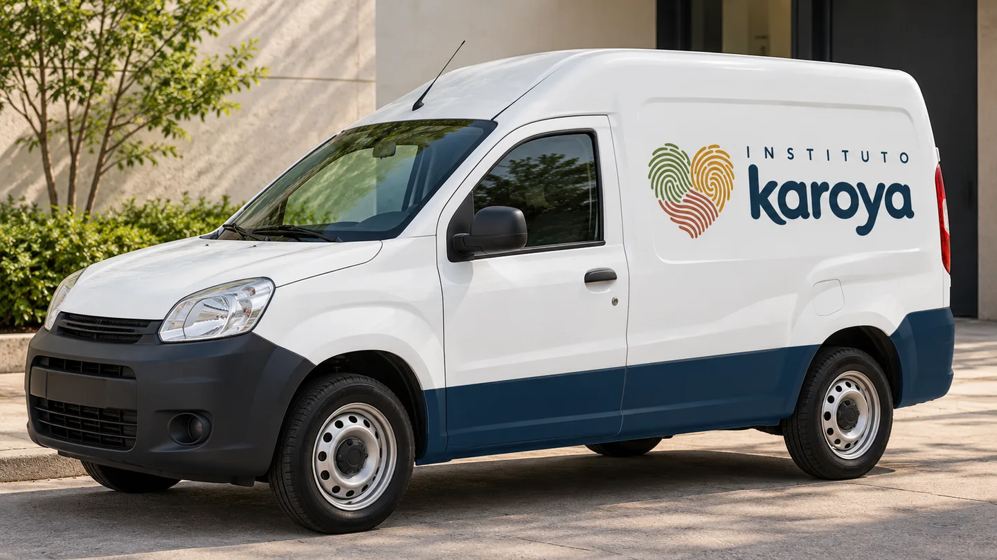 Mockup de utilitário de carga tipo Fiorino com a marca Karoya