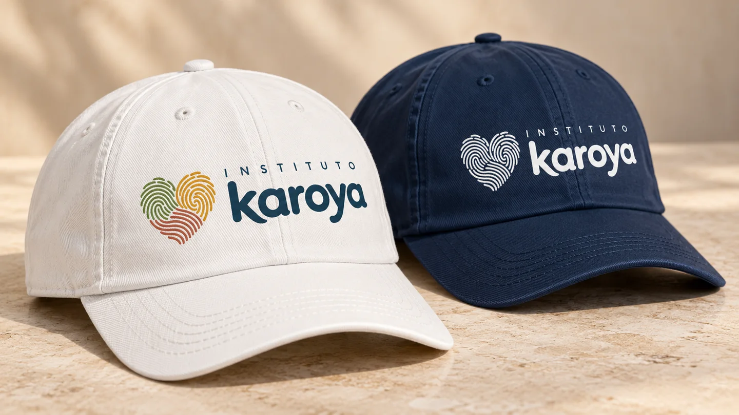 Mockup de bonés branco e azul com a marca Karoya